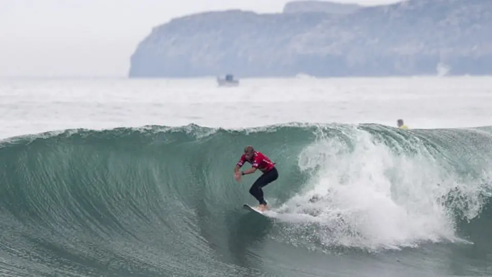 Surfista pierde la pierna tras ser atacado por tiburón