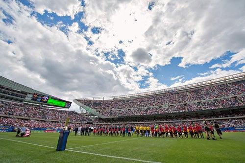 Los equipos posaron ante la Copa Oro, previo al silbatazo inicial en la ceremonia de presentación | MEXSPORT