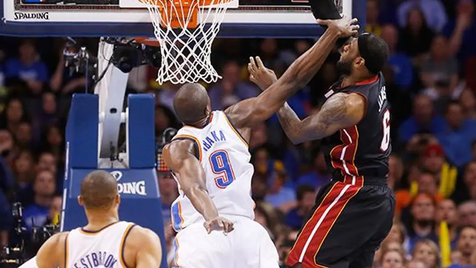 LeBron deja sangre en la duela en triunfo del Heat