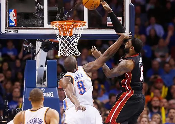 LeBron deja sangre en la duela en triunfo del Heat
