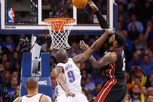 LeBron deja sangre en la duela en triunfo del Heat