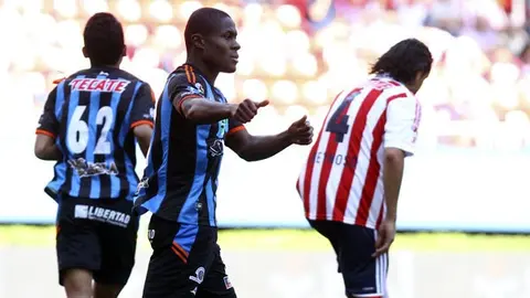 Chivas pierde ante Gallos, que jugó la segunda mitad con 10 hombres