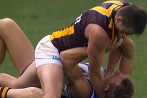 Jugador de rugby intenta estrangular a contrario