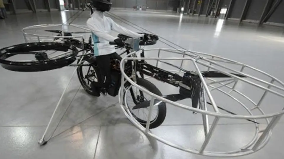 Exhiben en Praga bicicleta 'voladora'