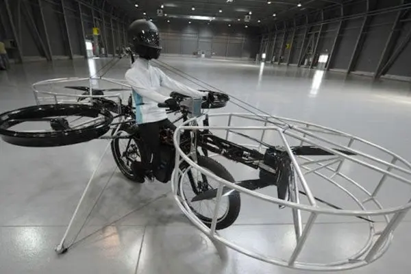 Exhiben en Praga bicicleta 'voladora'
