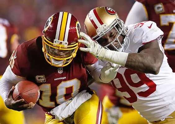 Aldon Smith en una captura a RG3 | AP
