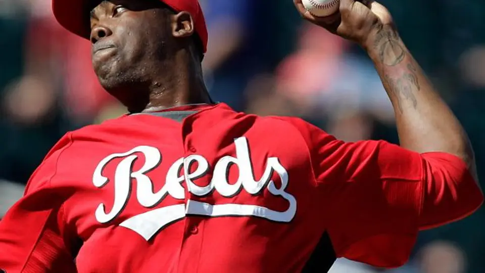 Aroldis Chapman recibe fuerte pelotazo en la cara
