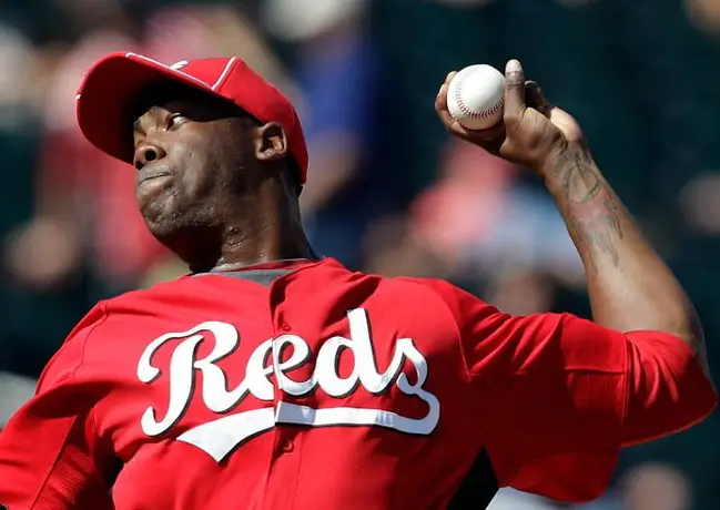 Aroldis Chapman recibe fuerte pelotazo en la cara