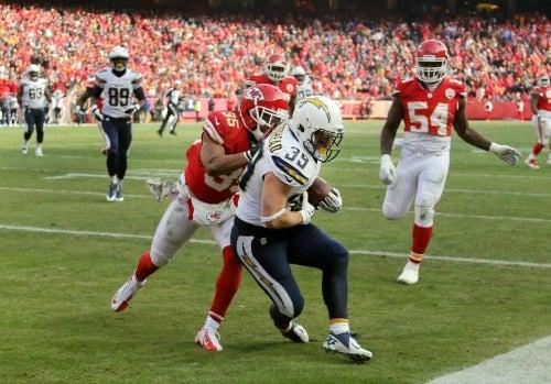 Woodhead anotó un TD por tierra y uno por aire en la victoria de los Cargadores sobre los Jefes | AP