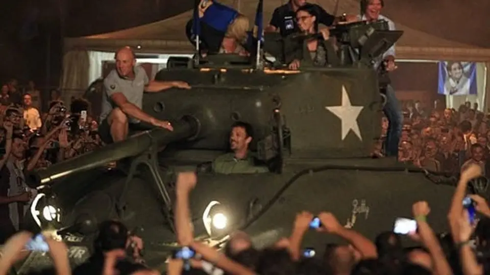 Investigan a futbolista  por participar en broma con un tanque