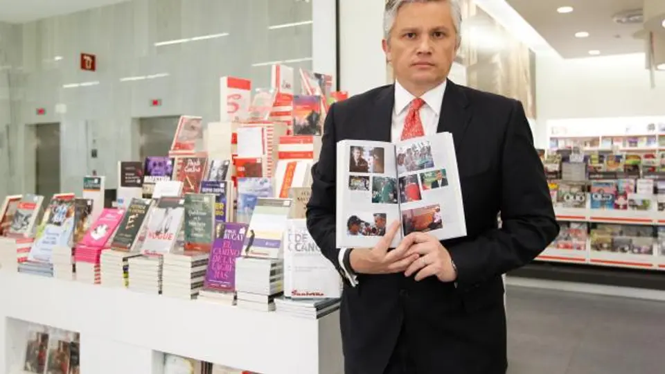 John Sutcliffe presume su libro 'Reportero de cancha'