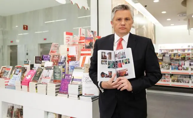 John Sutcliffe presume su libro 'Reportero de cancha'