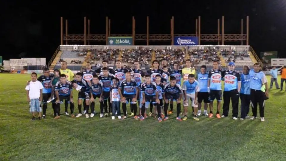 Equipo de Costa Rica traspasa a futbolista por 50 balones