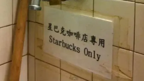 Starbucks en Hong Kong prepara café con agua del baño