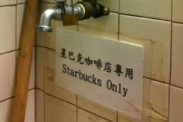Starbucks en Hong Kong prepara café con agua del baño