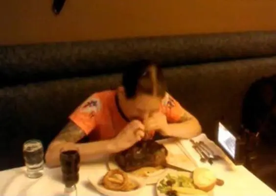 Se come dos kilos de filete en tres minutos