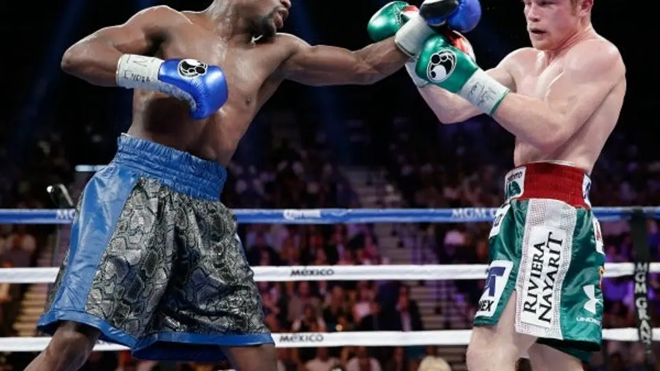 Mayweather quita invicto a Canelo y es campeón superwelter