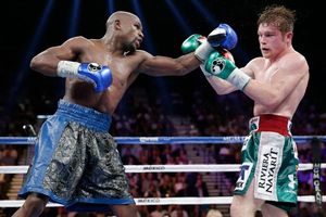 Mayweather quita invicto a Canelo y es campeón superwelter