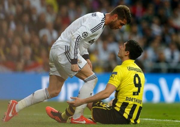 Lewandowski reclama una falta dentro del área | AP