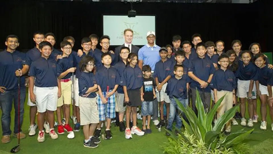 Tiger Woods ruge en Asia