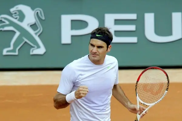 Federer avanza a la segunda ronda en Roland Garros