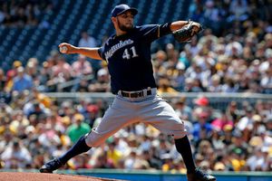 Marco Estrada, sin decisión en triunfo de Cerveceros