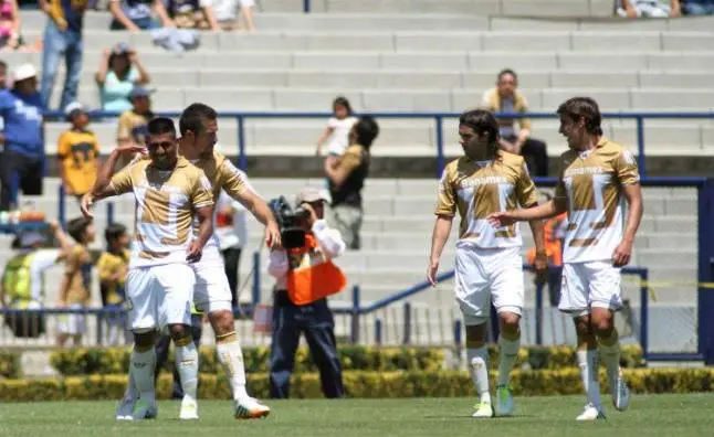 Temblor agarra desnudos a jugadores de Pumas