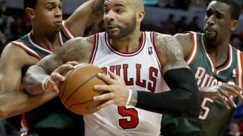 Bucks le gana a Bulls en duelo de equipos mermados
