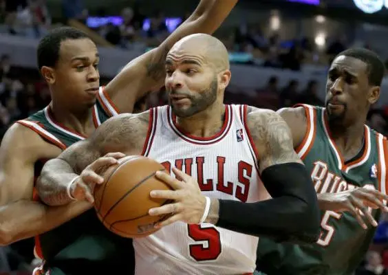 Bucks le gana a Bulls en duelo de equipos mermados