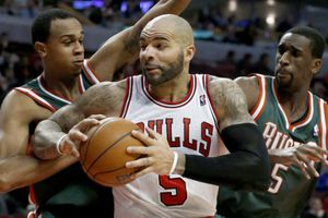 Bucks le gana a Bulls en duelo de equipos mermados