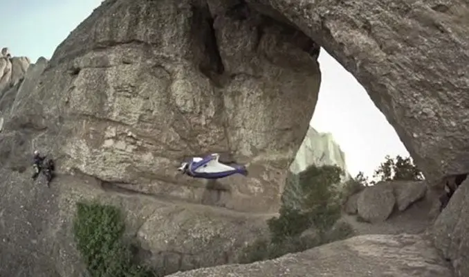 Hombre se pone traje con alas y atraviesa las montañas