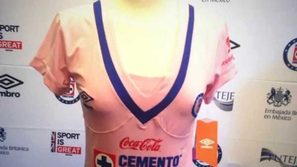Cruz Azul presenta jersey contra cáncer de mama