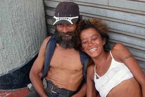 Indigentes se encuentran 700 euros y se los gastan en prostitutas