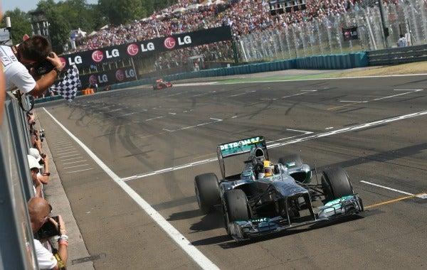 La de cuadros ondeó para el británico, quien se coronó en Hungaroring | AP