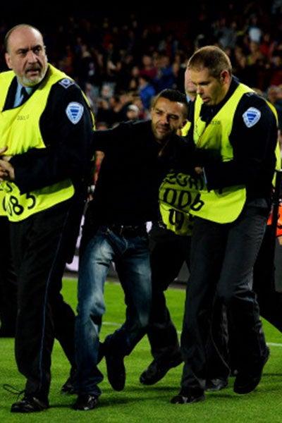 Finalmente, elementos de seguridad lo detuvieron para retirarlo de la cancha y sancionarlo | AP