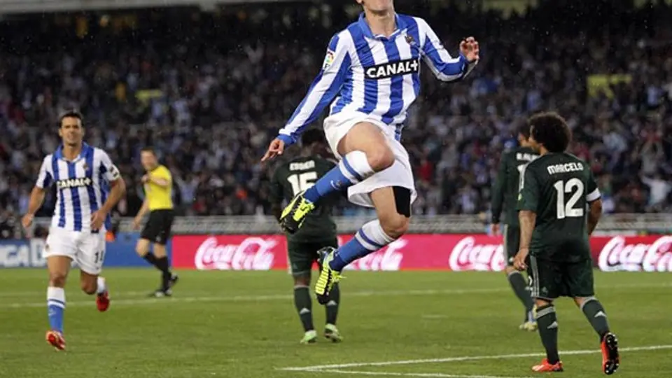 Madrid aleja a la Real de Champions