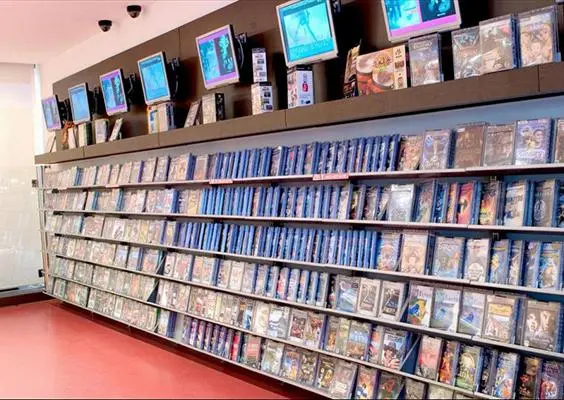 Mujer arrestada por no devolver una película VHS