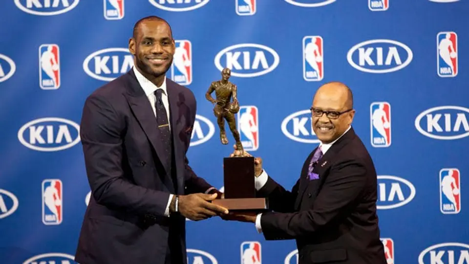 LeBron James, el más joven en lograr cuatro premios MVP