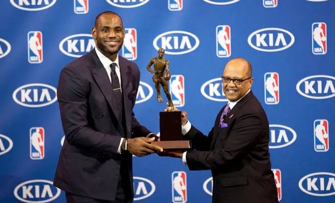 LeBron James, el más joven en lograr cuatro premios MVP