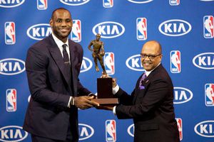 LeBron James, el más joven en lograr cuatro premios MVP