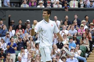Djokovic vence a Mayer y avanza en Wimbledon