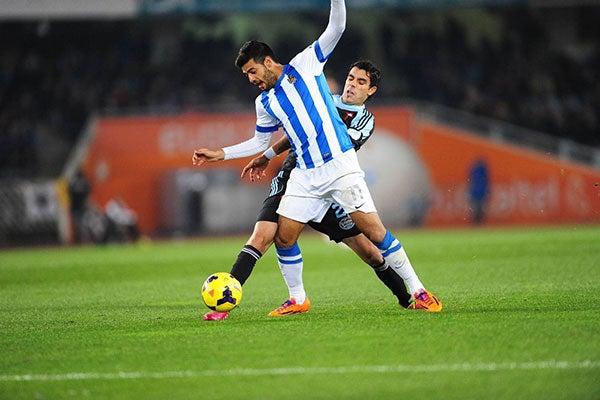 El artillero tuvo que lidiar con la marca de los defensores | DIARIO VASCO