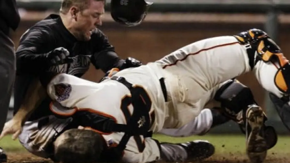 MLB sancionaría choques contra el catcher