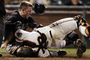 MLB sancionaría choques contra el catcher