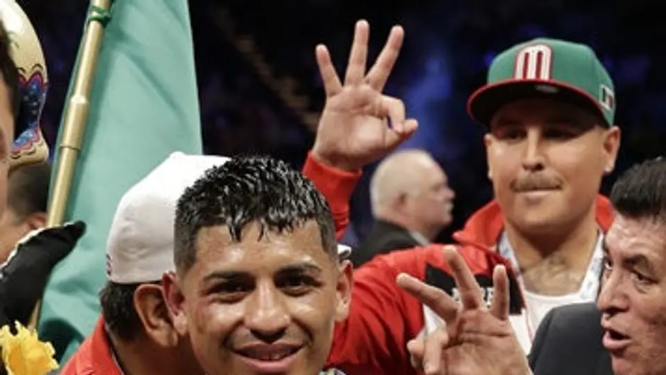 Mares vence a Ponce de León por nocaut técnico
