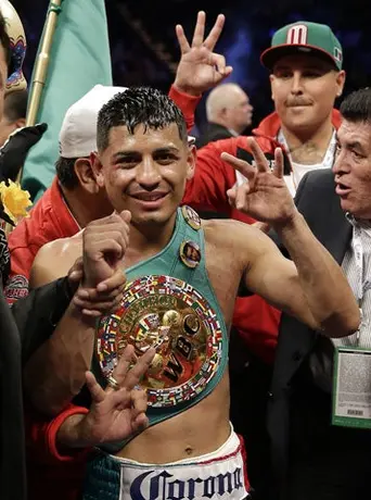 Mares vence a Ponce de León por nocaut técnico
