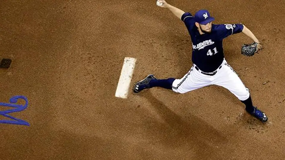 Marco Estrada logra su tercera victoria con Cerveceros
