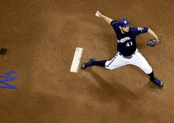 Marco Estrada logra su tercera victoria con Cerveceros