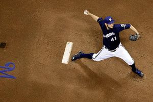 Marco Estrada logra su tercera victoria con Cerveceros