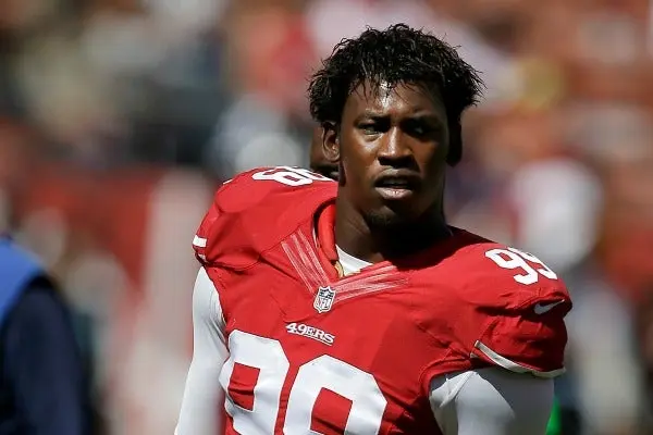 Aldon Smith, acusado por posesión de armas